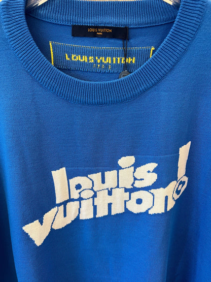 Camiseta azul Louis Vuitton com logotipo "Louis Vuitton!" na frente e etiqueta amarela Paris