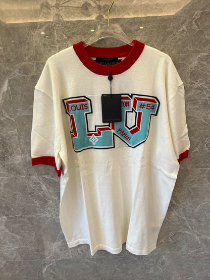 Camiseta blanca de Louis Vuitton con el llamativo logotipo LV y detalles de canalé rojo.