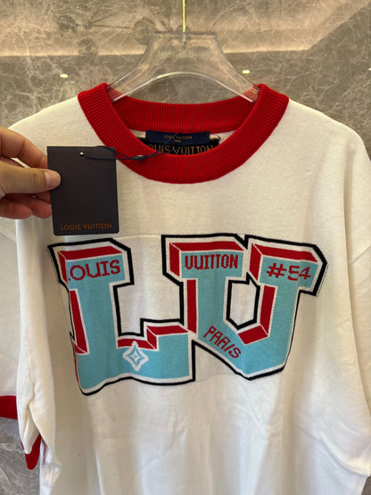 Camiseta blanca de Louis Vuitton con el llamativo logotipo LV y detalles de canalé rojo.