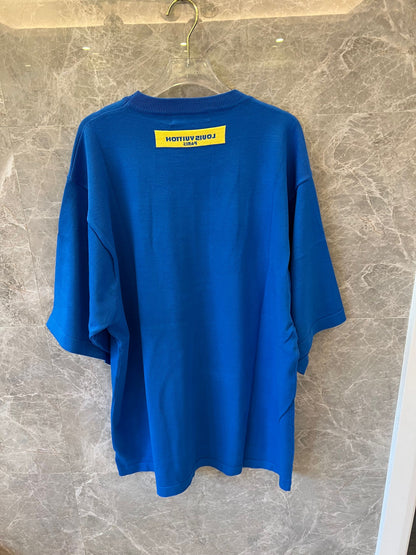 Camiseta azul Louis Vuitton com logotipo "Louis Vuitton!" na frente e etiqueta amarela Paris