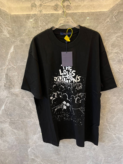 Camiseta negra de Louis Vuitton con el gráfico "The Louis Vuittons" y una etiqueta naranja de París.