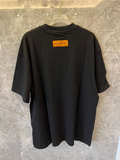 Camiseta negra de Louis Vuitton con el gráfico "The Louis Vuittons" y una etiqueta naranja de París.