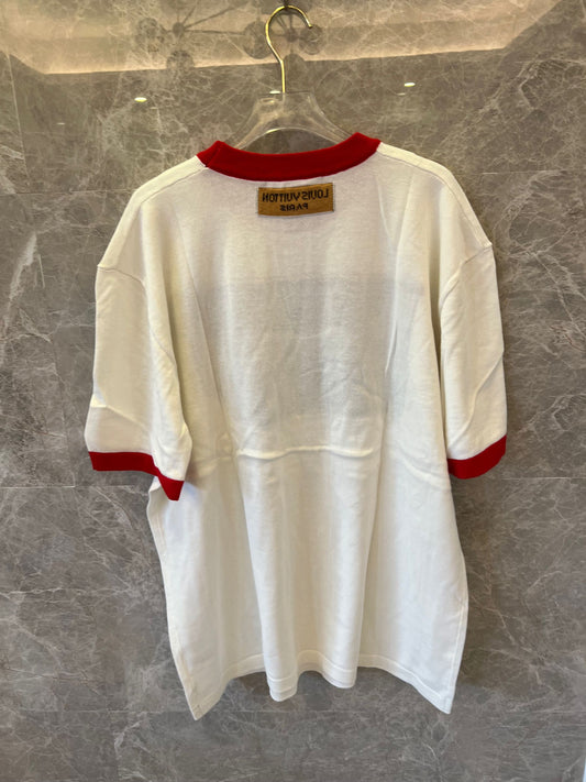 Camiseta blanca de Louis Vuitton con el llamativo logotipo LV y detalles de canalé rojo.