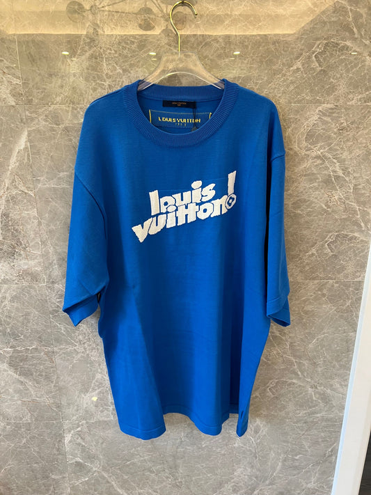 Camiseta azul de Louis Vuitton con el logo "Louis Vuitton!" en la parte delantera y etiqueta amarilla de París.