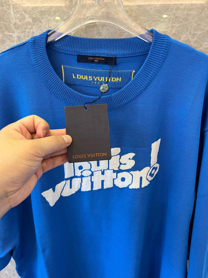 Camiseta azul Louis Vuitton com logotipo "Louis Vuitton!" na frente e etiqueta amarela Paris