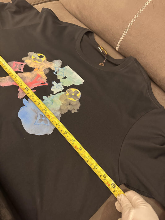 Camiseta negra de Louis Vuitton con gráfico de logotipo colorido con lavado de tinta