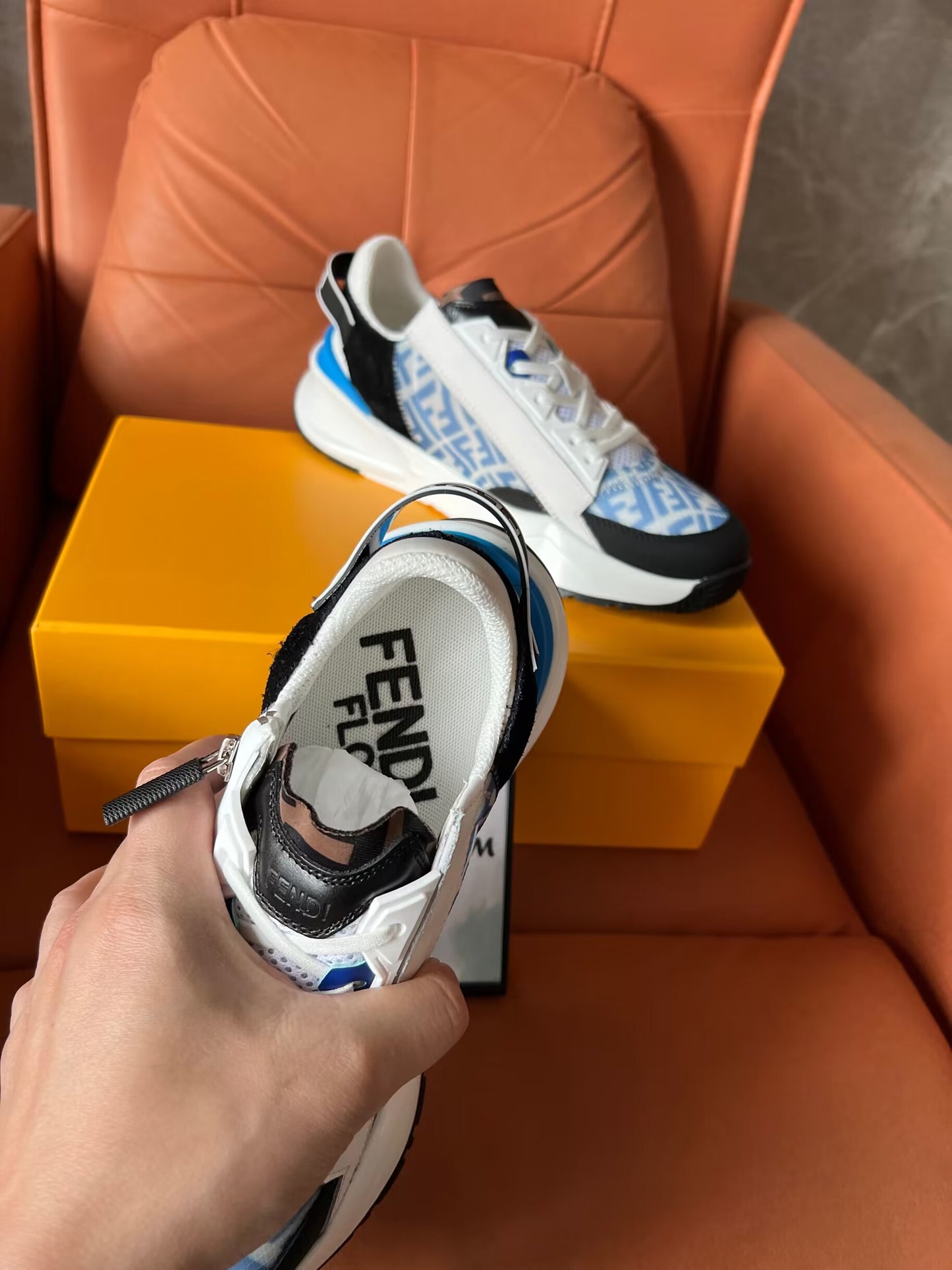 Tênis Fendi Flow azul claro de nylon baixo