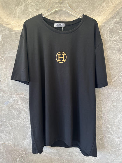 Camiseta preta Hermès com logotipo e marca dourados