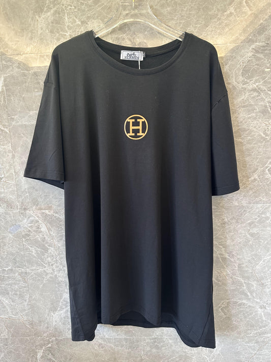 Camiseta negra de Hermès con logotipo y marca dorados