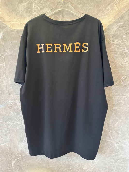 Camiseta negra de Hermès con logotipo y marca dorados