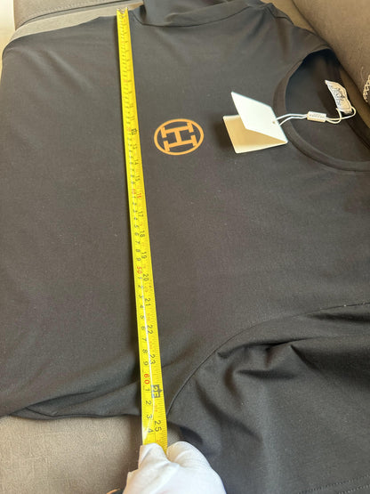 Camiseta preta Hermès com logotipo e marca dourados