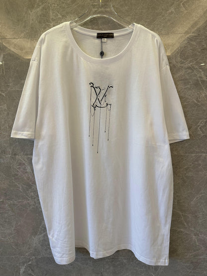 Camiseta blanca de Louis Vuitton con diseño minimalista LV negro