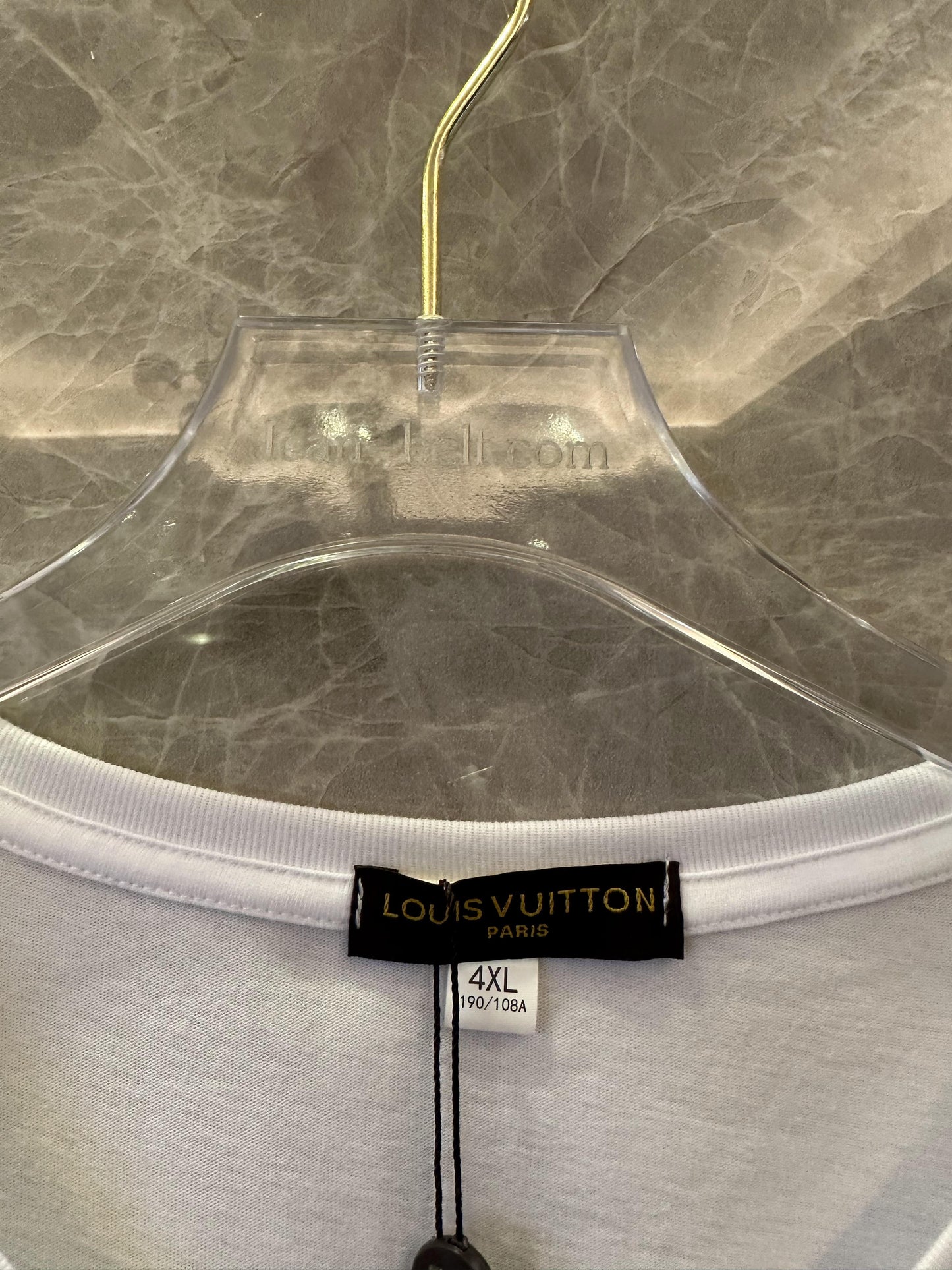 Camiseta blanca de Louis Vuitton con diseño minimalista LV negro