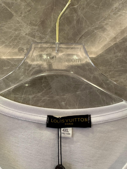 Camiseta blanca de Louis Vuitton con diseño minimalista LV negro