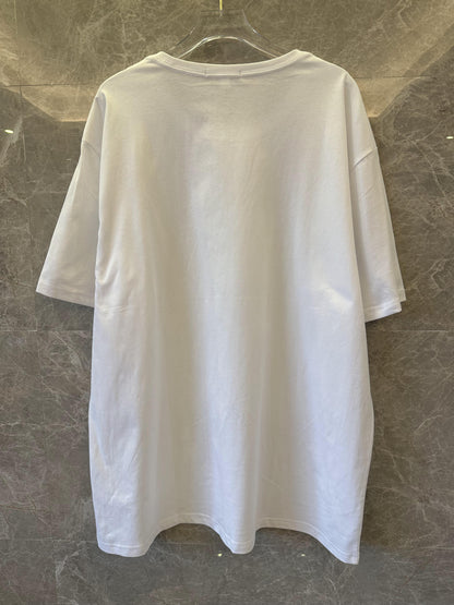 Camiseta blanca de Louis Vuitton con diseño minimalista LV negro