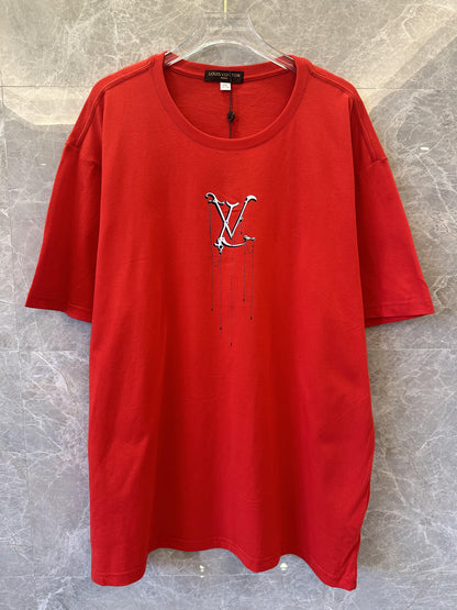 Camiseta roja de Louis Vuitton con diseño minimalista LV negro