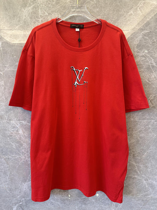 Camiseta roja de Louis Vuitton con diseño minimalista LV negro