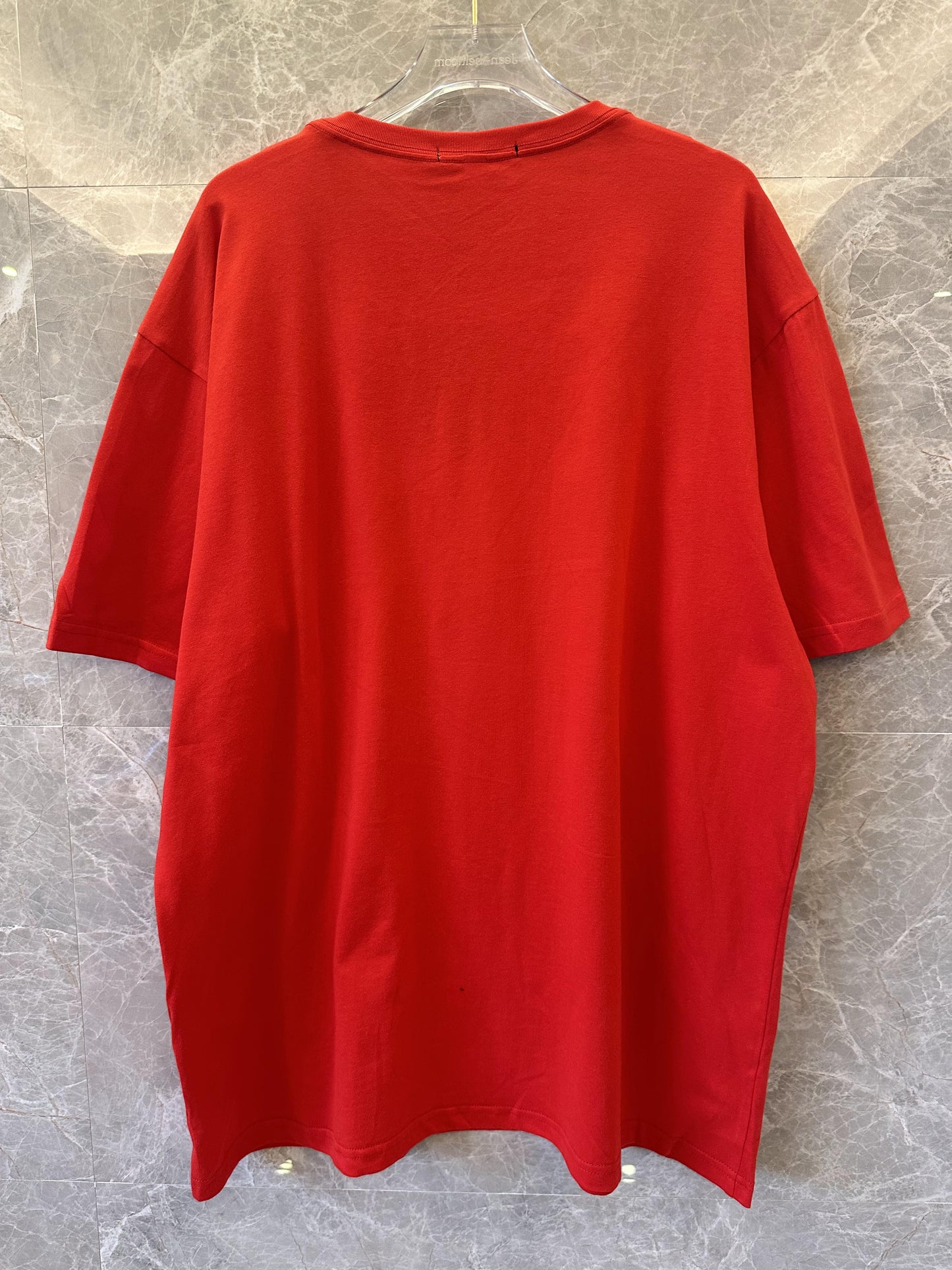 Camiseta roja de Louis Vuitton con diseño minimalista LV negro