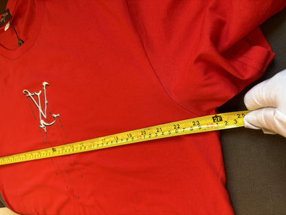 Camiseta roja de Louis Vuitton con diseño minimalista LV negro