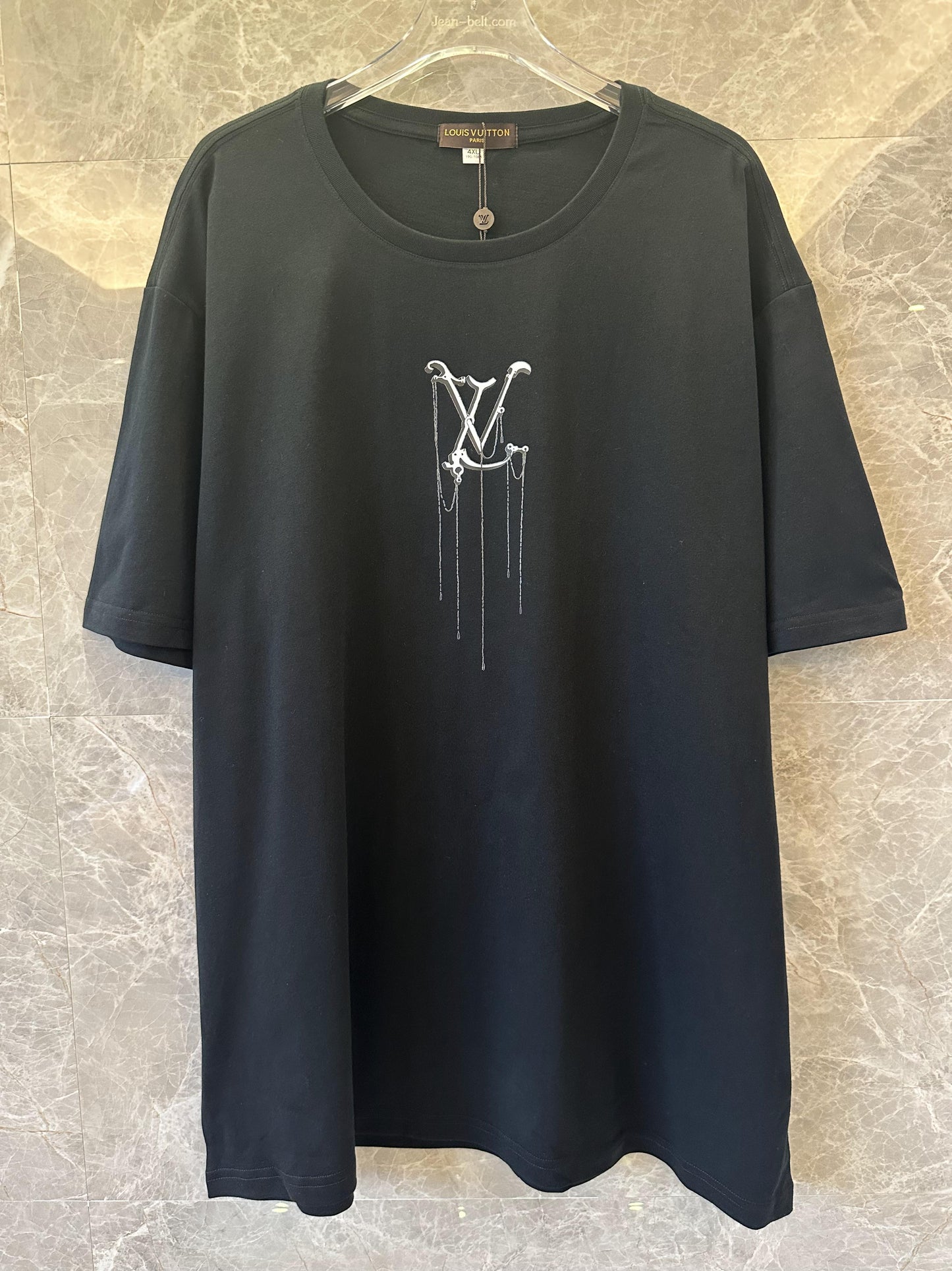 Camiseta preta Louis Vuitton com design minimalista preto LV