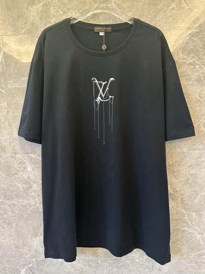 Camiseta preta Louis Vuitton com design minimalista preto LV