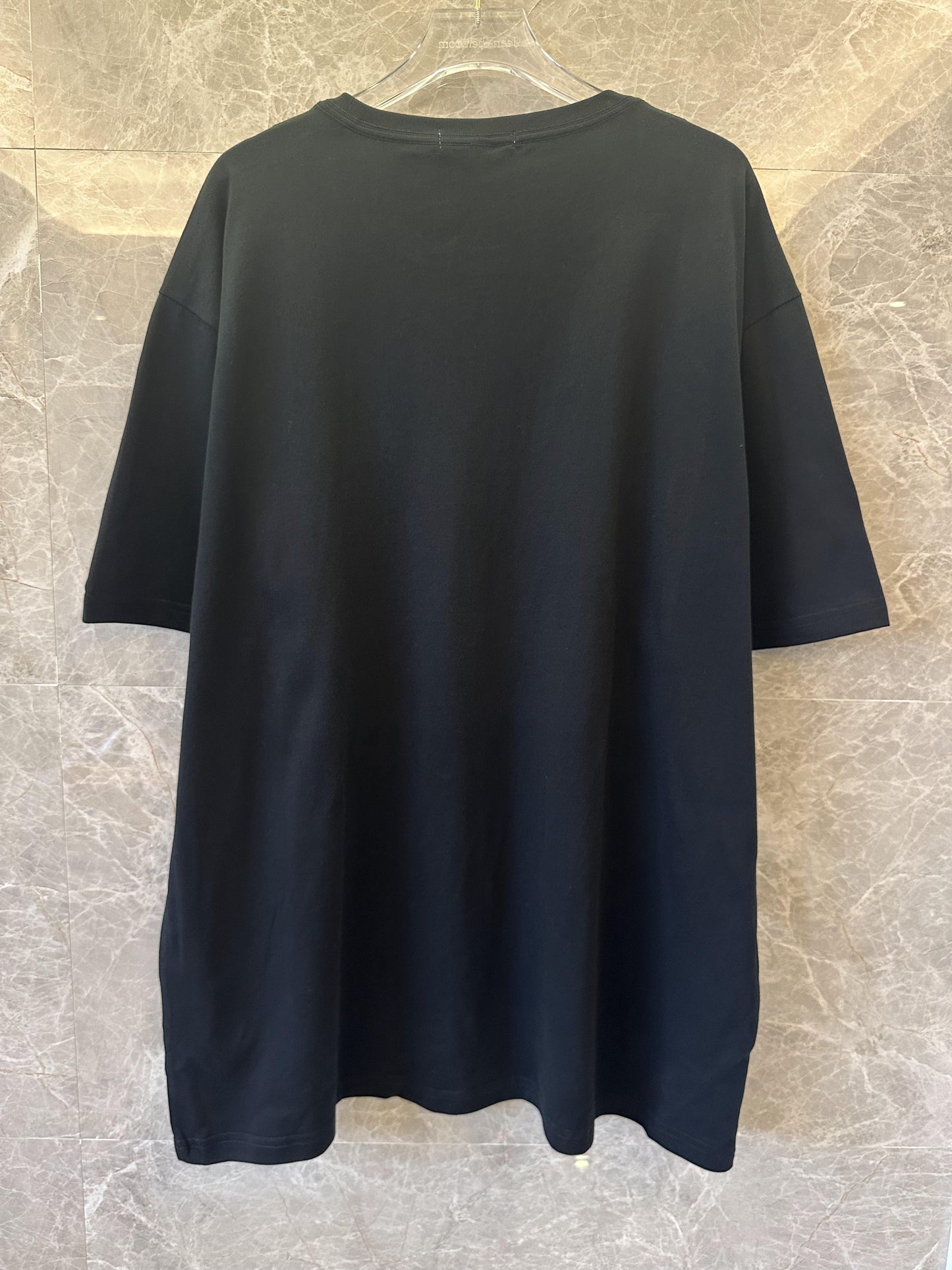 Camiseta preta Louis Vuitton com design minimalista preto LV