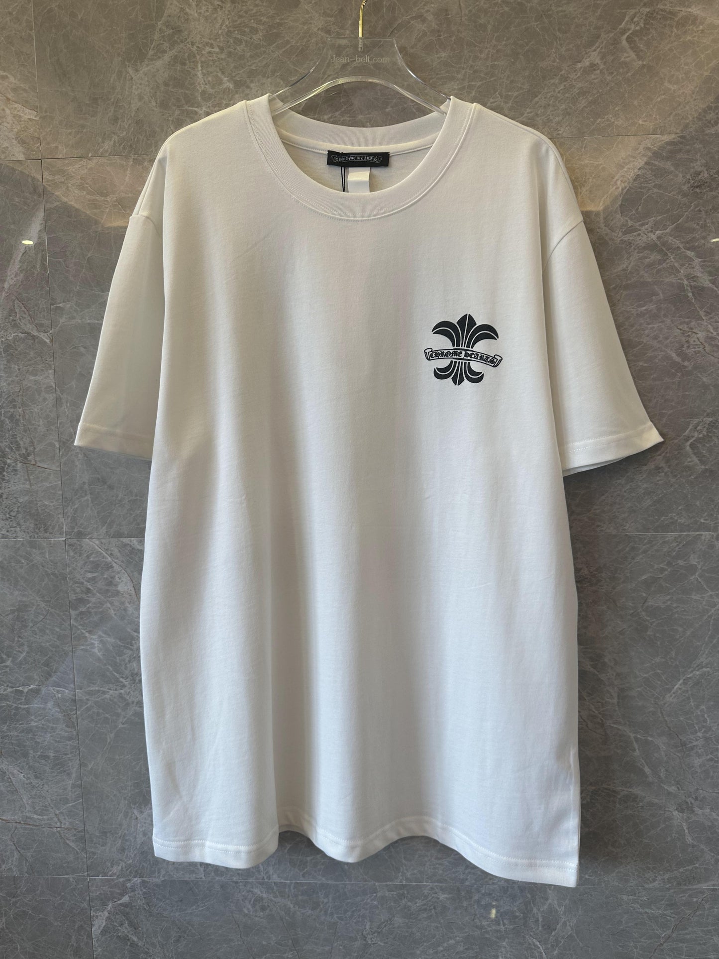 Camiseta branca Chrome Hearts com logotipo preto e design decorativo nas costas