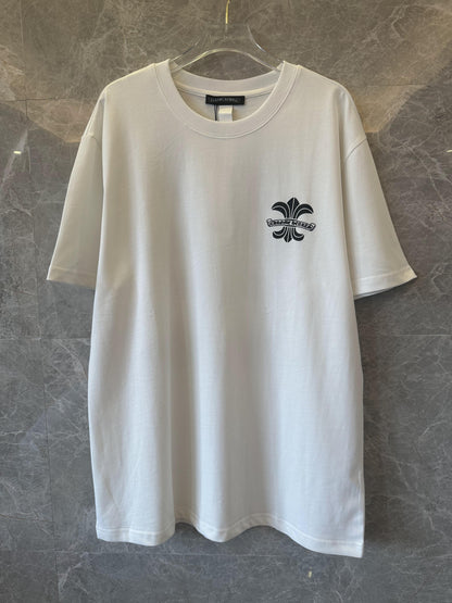 Camiseta branca Chrome Hearts com logotipo preto e design decorativo nas costas
