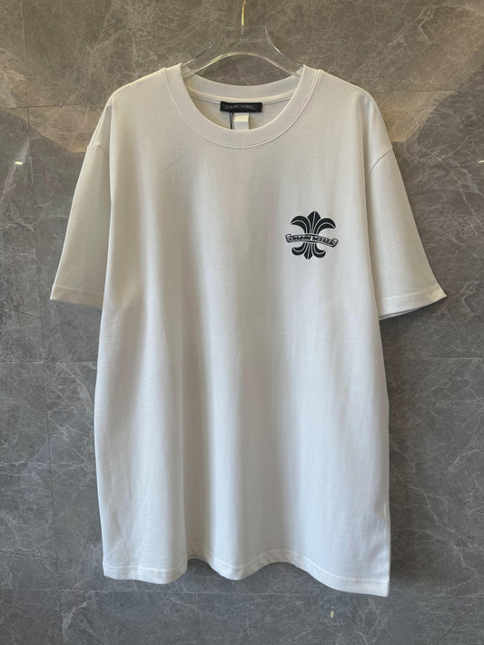 Camiseta blanca de Chrome Hearts con logotipo distintivo en negro y diseño decorativo en la espalda.