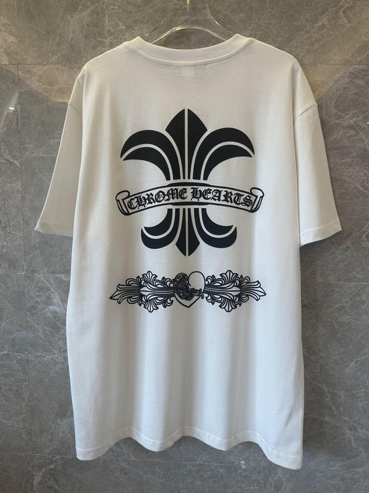 Camiseta blanca de Chrome Hearts con logotipo distintivo en negro y diseño decorativo en la espalda.