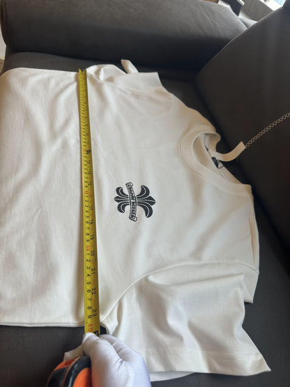 Camiseta branca Chrome Hearts com logotipo preto e design decorativo nas costas