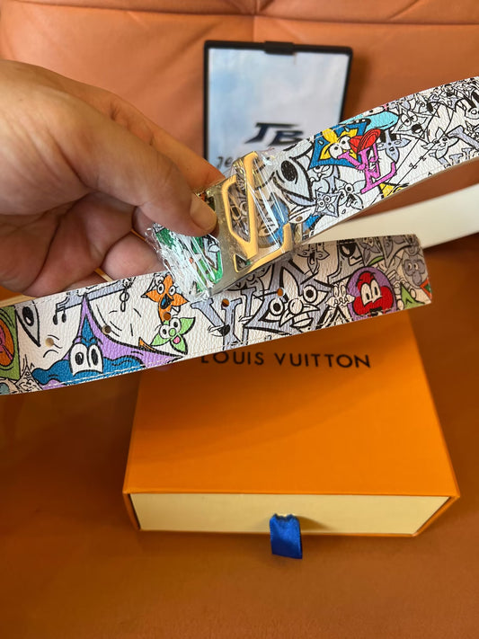 Cinturón con el logotipo LV y el grafiti de Louis Vuitton
