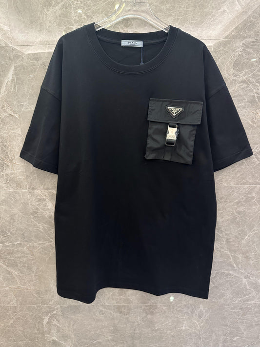 Camiseta preta Prada com bolso funcional e detalhe de fivela prateada