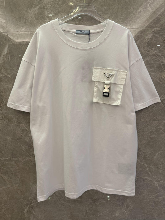 Camiseta branca Prada com bolso funcional e detalhe de fivela prateada