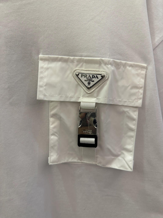 Camiseta branca Prada com bolso funcional e detalhe de fivela prateada