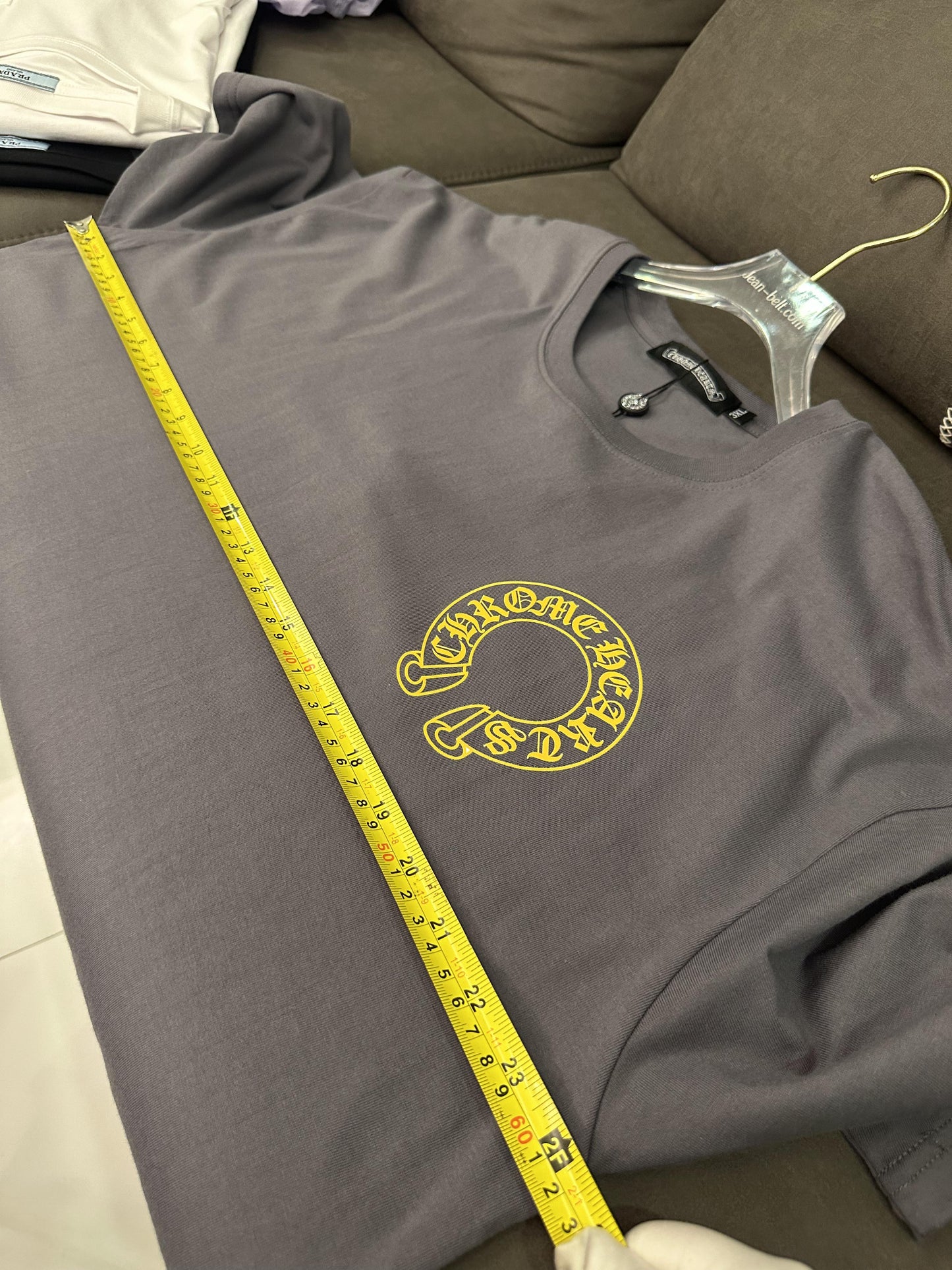 Camiseta gris Chrome Hearts con diseño de logotipo amarillo en la parte delantera y trasera