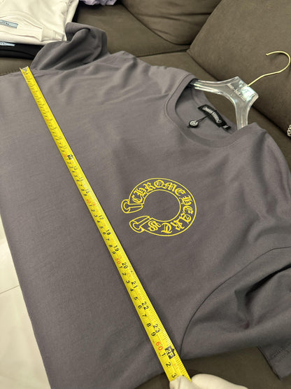 Camiseta gris Chrome Hearts con diseño de logotipo amarillo en la parte delantera y trasera