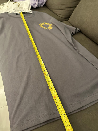 Camiseta gris Chrome Hearts con diseño de logotipo amarillo en la parte delantera y trasera