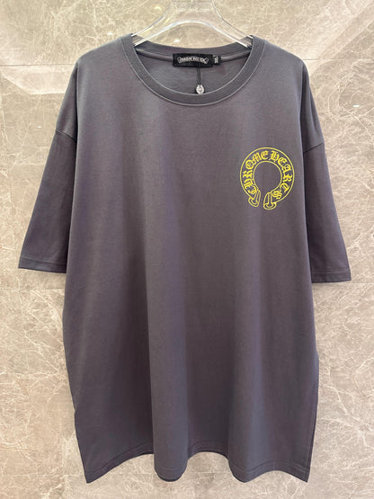 Camiseta gris Chrome Hearts con diseño de logotipo amarillo en la parte delantera y trasera