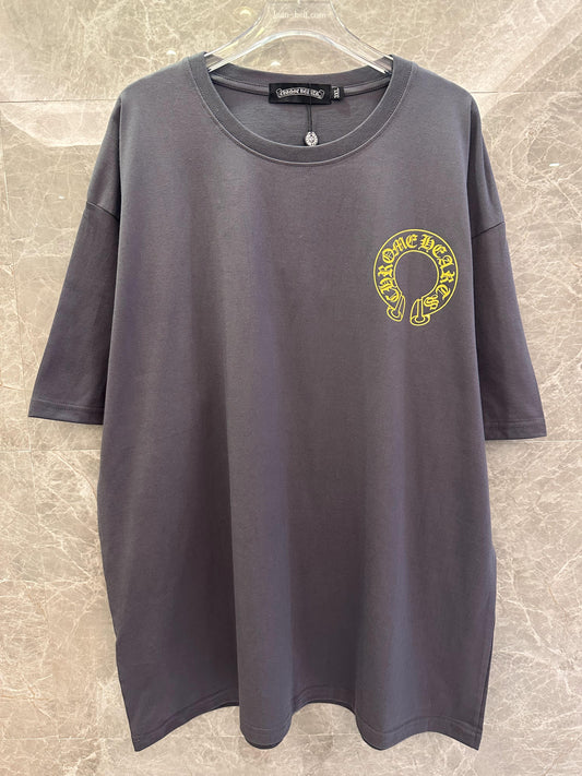 Camiseta gris Chrome Hearts con diseño de logotipo amarillo en la parte delantera y trasera