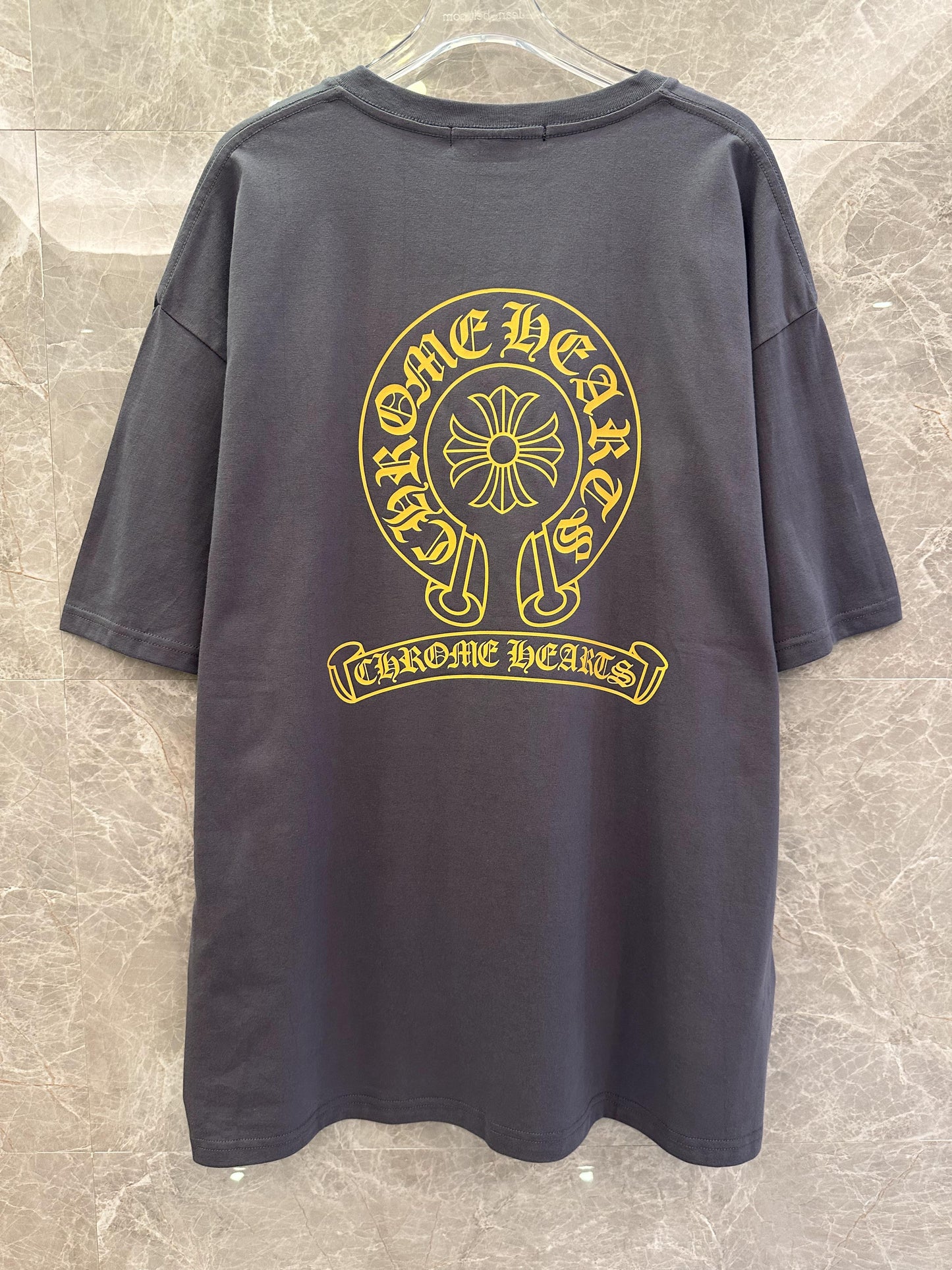 Camiseta gris Chrome Hearts con diseño de logotipo amarillo en la parte delantera y trasera
