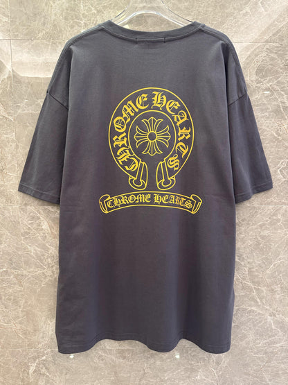 Camiseta gris Chrome Hearts con diseño de logotipo amarillo en la parte delantera y trasera