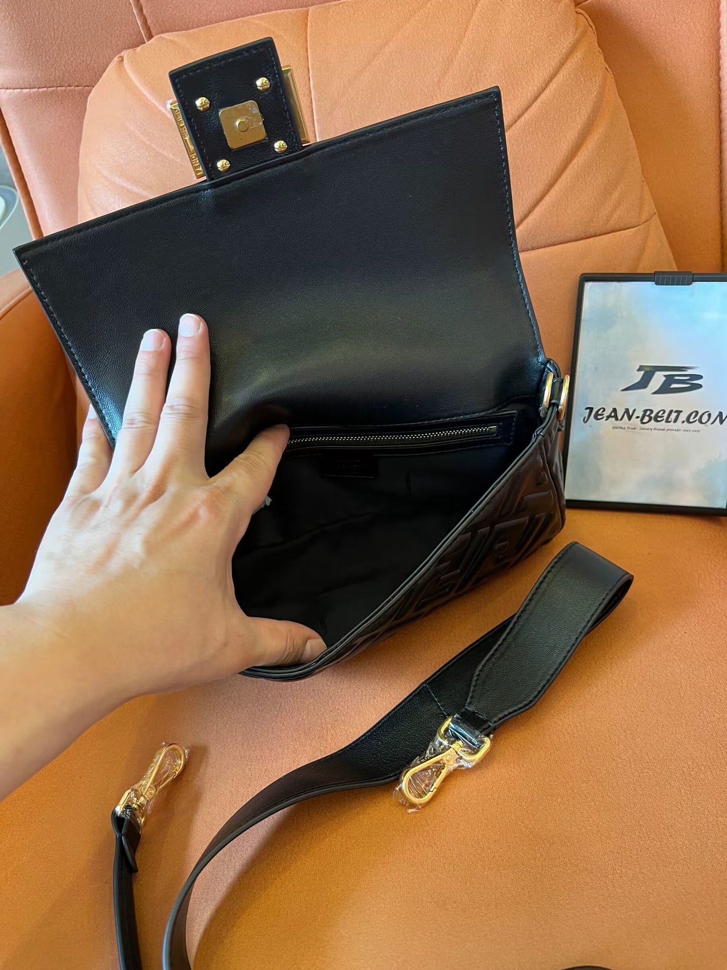 Estuche para teléfono Fendi Baguette de piel napa negra