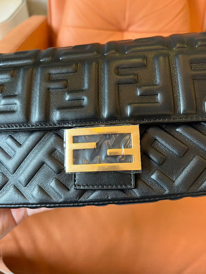 Estuche para teléfono Fendi Baguette de piel napa negra