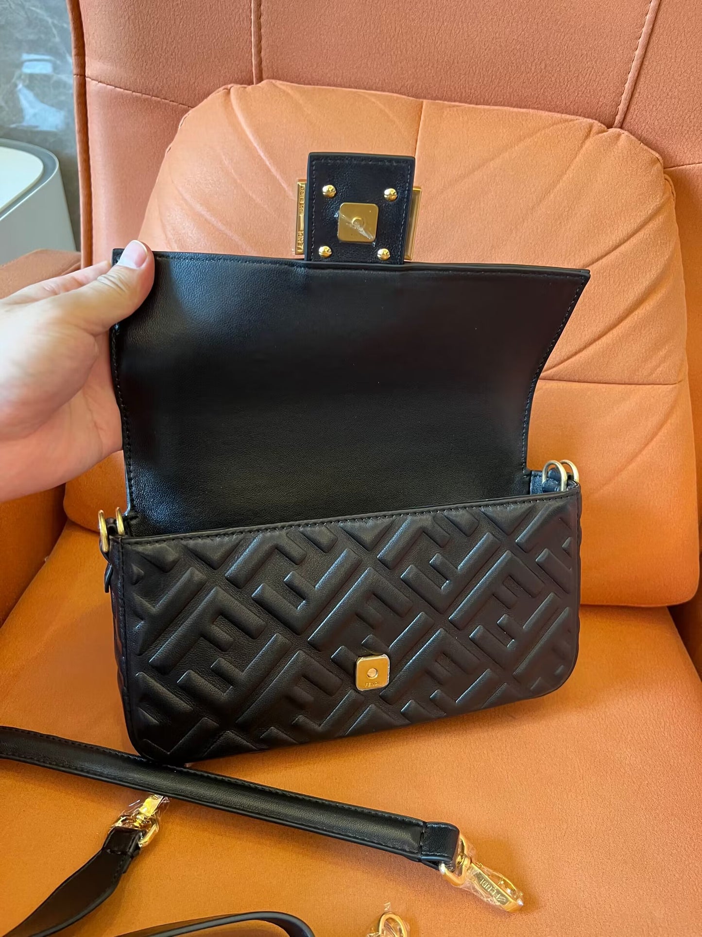 Estuche para teléfono Fendi Baguette de piel napa negra