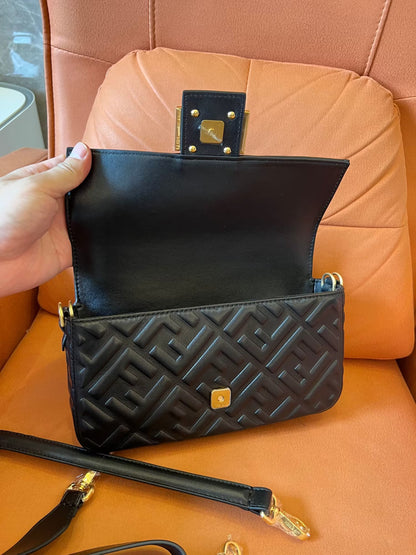 Estuche para teléfono Fendi Baguette de piel napa negra