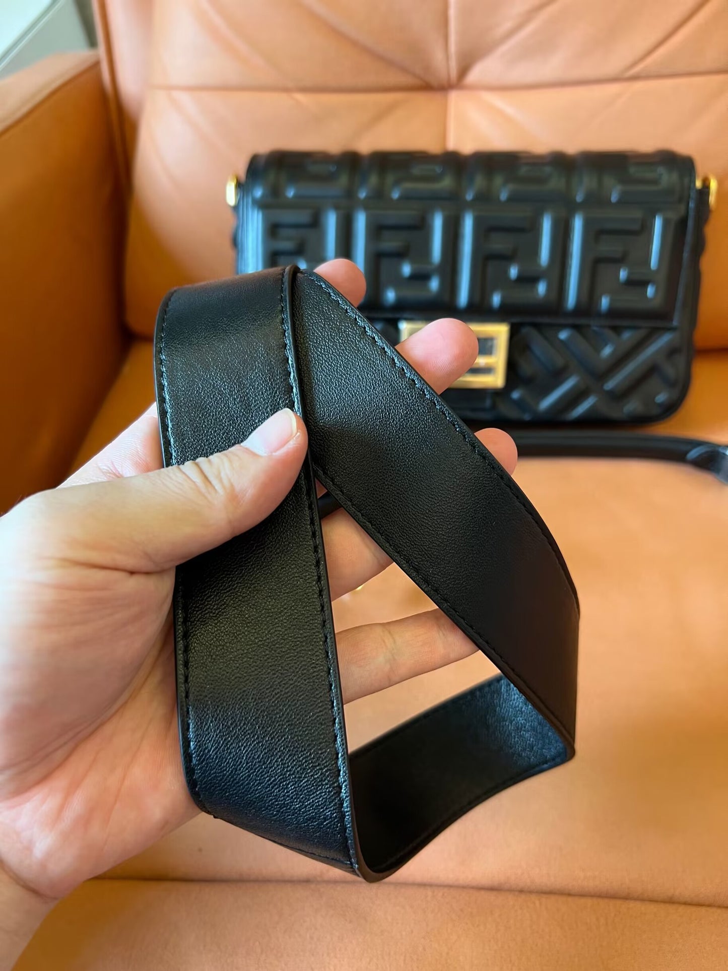 Estuche para teléfono Fendi Baguette de piel napa negra