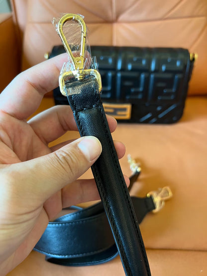 Estuche para teléfono Fendi Baguette de piel napa negra