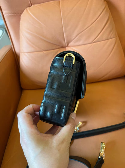 Estuche para teléfono Fendi Baguette de piel napa negra