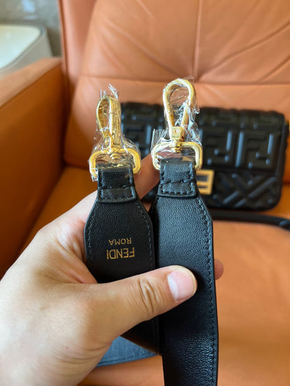 Estuche para teléfono Fendi Baguette de piel napa negra